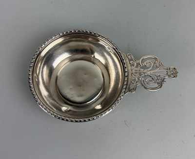 Lot 105 - A STERLING SILVER PORRINGER