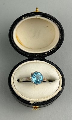 Lot 35 - A PLATINUM RING INSET WITH A BLUE GEMSTONE...