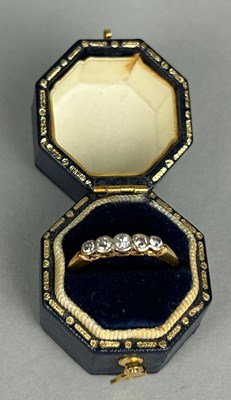 Lot 36 - AN 18CT GOLD FIVE DIAMOND ENGAGEMENT RING, in...