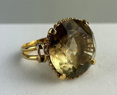 Lot 37 - A 15CT GOLD RING SET WITH A LARGE...