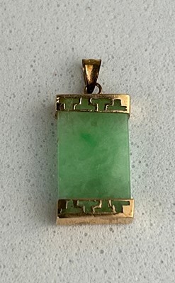 Lot 39 - A SMALL 14CT GOLD MOUNTED NEPHRITE PENDANT,...