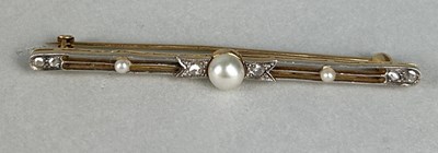 Lot 44 - A 9CT GOLD BROOCH WITH A SEED PEARL