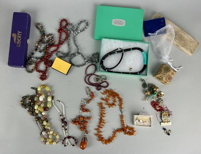 Lot 45 - A QUANTITY OF DRESS JEWELLERY TO INCLUDE AMBER...