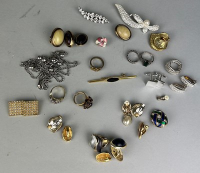 Lot 47 - A QUANTITY OF COSTUME JEWELLERY, to include a...