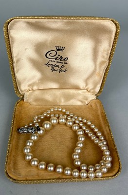 Lot 48 - A NECKLACE OF CULTURED PEARLS ON A PENDANT,...