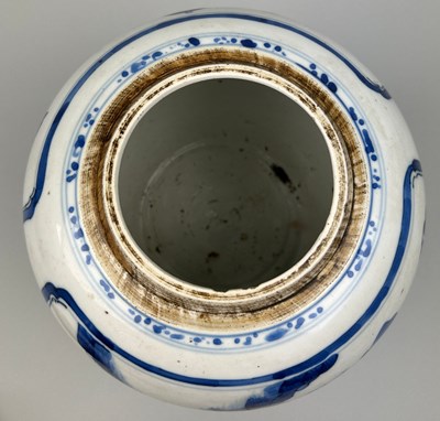 Lot 81 - A CHINESE PORCELAIN KANGXI JAR AND COVER, Qing...