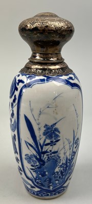 Lot 82 - A SMALL CHINESE PORCELAIN KANGXI VASE WITH...