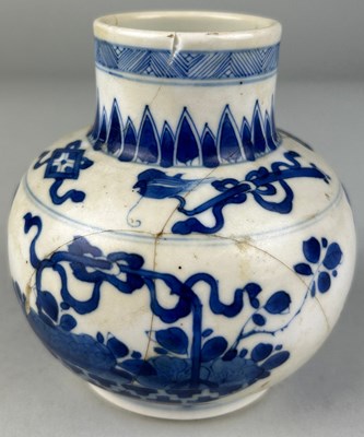 Lot 85 - A SMALL CHINESE BLUE AND WHITE VASE KANGXI...