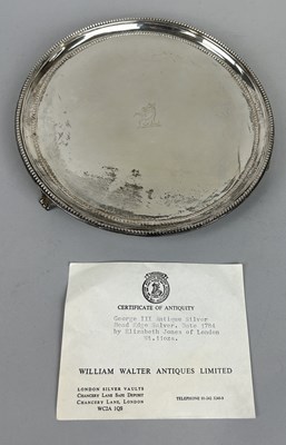 Lot 3 - A GEORGE III ANTIQUE SILVER BEAD EDGE SALVER CIRCA 1784 BY ELIZABETH JONES OF LONDON