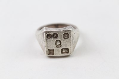 Lot 143 - STERLING SILVER 1977 JUBILEE INGOT RING INC. UK SIZE X 1/2 (16G)