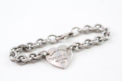 Lot 144 - STERLING SILVER BRACELET BY TIFFANY & CO INC. HEART TAG (27G)