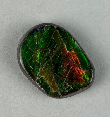 Lot 186 - AN AMMOLITE GEMSTONE FOSSIL SHELL OF AN...