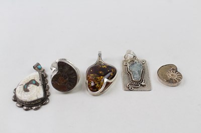 Lot 146 - COLLECTION OF STERLING SILVER GEMSTONE JEWELLERY INC. AMMONITE FOSSILS X5 (55G)