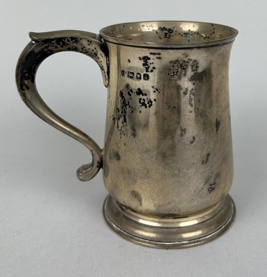 Lot 4 - A SILVER CHRISTENING CUP MARKED FOR EDWARD BARNARD AND SONS LTD