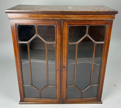 Lot 419 - AN EDWARDIAN TABLE TOP CABINET WITH PARQUETRY...