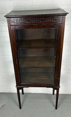 Lot 426 - AN EDWARDIAN VITRINE CABINET, the hinged door...