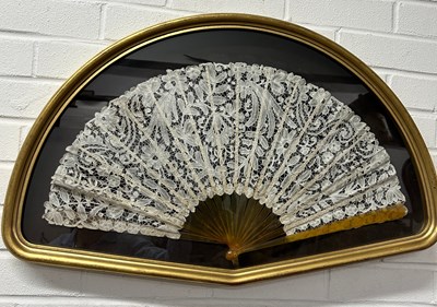 Lot 459 - A LARGE AND DECORATIVE 19TH CENTURY LACE FAN,...