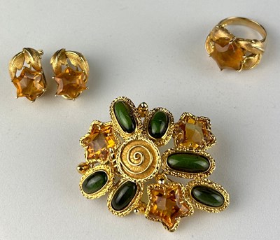 Lot 6 - A CUSTOM MADE SET CONSISTING OF A GOLD BROOCH,...