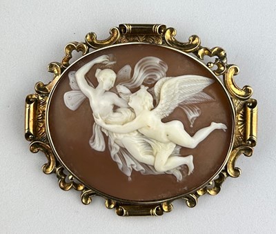 Lot 22 - A LARGE CARVED SHELL CAMEO DEPICTING TWO...