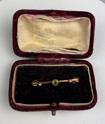 Lot 27 - A 9CT GOLD BROOCH INSET WITH PERIDOT AND TWO...