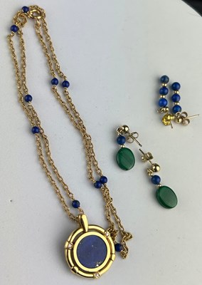 Lot 29 - A 9CT GOLD LAPIZ LAZULI NECKLACE, inset with...