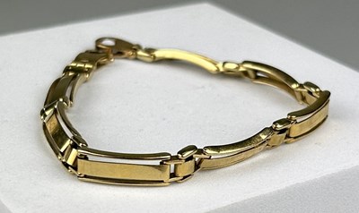 Lot 30 - A 9CT GOLD BRACELET, 10.8gms