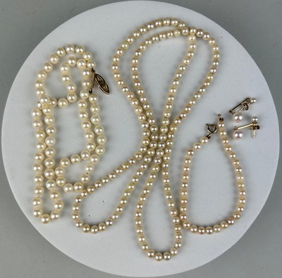 Lot 32 - A STRING CULTURED PEARL NECKLACE WITH 9CT GOLD...