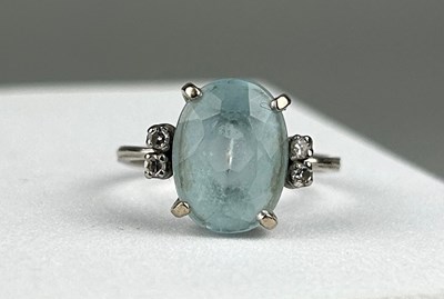 Lot 36 - A PLATINUM RING, INSET WITH AN AQUAMARINE...