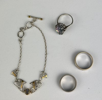 Lot 37 - AN ASSORTMENT OF GOLD AND JEWELLERY,...