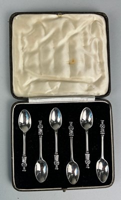 Lot 76 - A SET OF SIX SILVER APOSTLE SPOONS IN AN...