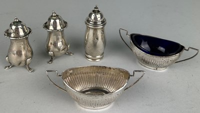 Lot 81 - A COLLECTION OF SILVER ITEMS TO INCLUDE SUGAR...