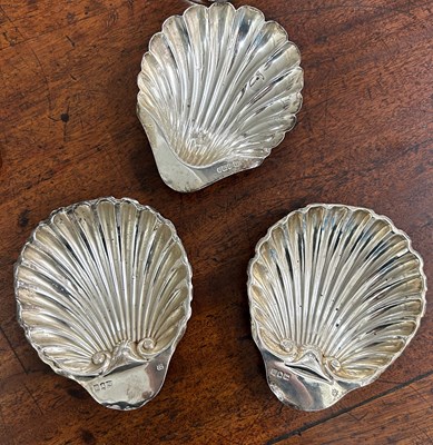 Lot 87 - A SET OF THREE SILVER OYSTER SHELL BUTTER...