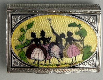 Lot 88 - AN ENGINE TURNED SILVER SNUFF BOX WITH ENAMEL...