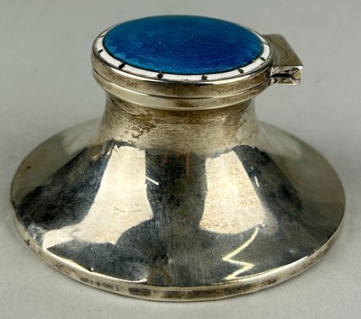 Lot 90 - A SILVER INKWELL WITH BLUE ENAMEL LID B S....