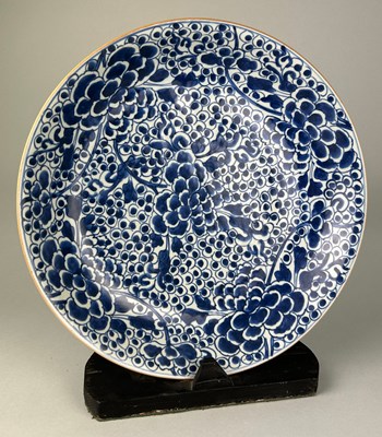 Lot 108 - A LARGE CHINESE KANGXI PERIOD (1662-1722) BLUE...