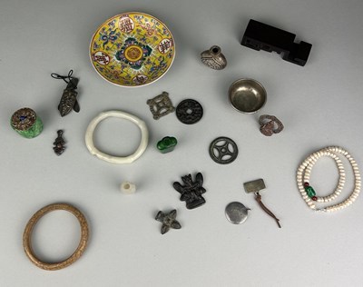 Lot 119 - A COLLECTION OF CHINESE ITEMS TO INCLUDE METAL...