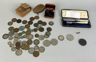 Lot 156 - A COLLECTION OF COINS ALONG WITH A PAIR OF CUFFLINKS, A SILVER AND PEARL FRUIT KNIFE AND FORK AND A FLUORITE ANCIENT STYLE HAND CHARM