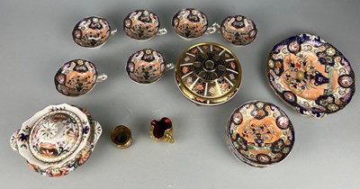 Lot 364 - A SET OF SIX JAPANESE IMARI PATTERN TEA CUPS...