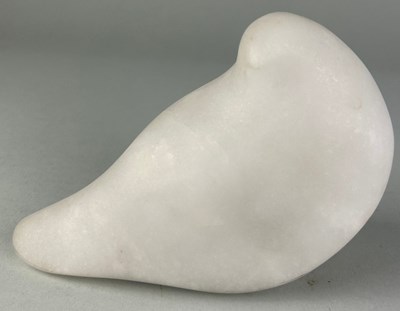 Lot 365 - A MARBLE SCULPTURE OF A BIRD SIGNED...