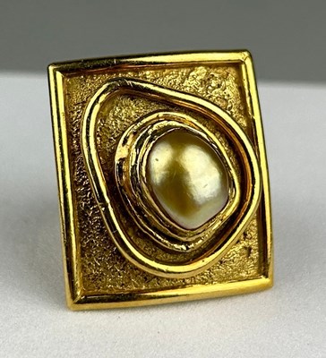 Lot 4 - NEVIN HOLMES (TURKISH) AN 18CT GOLD RING INSET...