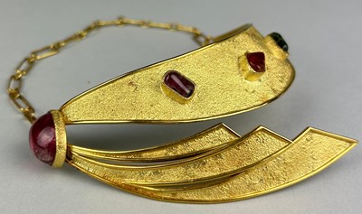 Lot 5 - NEVIN HOLMES (TURKISH) AN 18CT GOLD ABSTRACT...