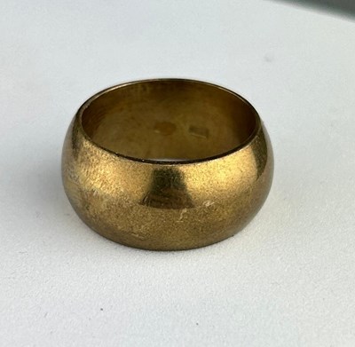 Lot 34 - A LARGE 18CT GOLD RING,

Weight 11.1gms