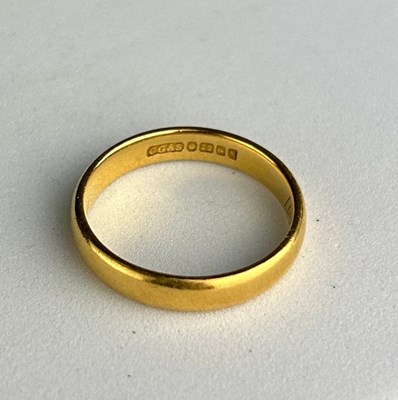 Lot 36 - A 22CT GOLD WEDDING BAND, 

Weight 4.9gms...