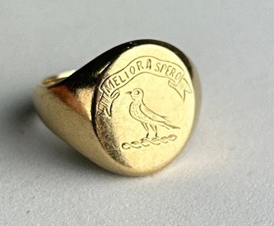 Lot 38 - A 9CT GOLD SIGNET RING ENGRAVED 'MELLIORA...