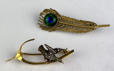 Lot 40 - A 15CT ANTIQUE GOLD BIRD BROOCH SET WITH SMALL...