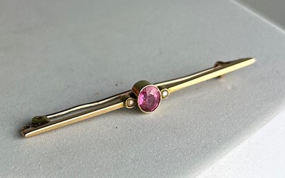 Lot 49 - A 15CT GOLD BAR BROOCH WITH PINK...