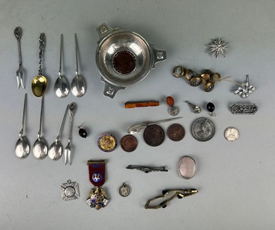 Lot 77 - A COLLECTION OF SILVER AND OTHER SMALL ITEMS...