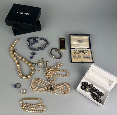 Lot 83 - A COLLECTION OF COSTUME JEWELLERY TO INCLUDE...