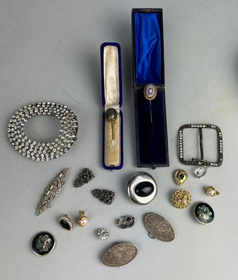 Lot 87 - A MIXED LOT OF COSTUME JEWELLERY TO INCLUDE...