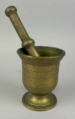 Lot 305 - AN ANTIQUE BRONZE PESTLE AND MORTAR